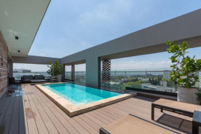 Modern Luxury Condo with Rooftop Pool & Gym